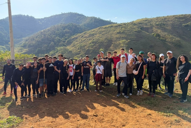 Alunos do Ensino Médio fazem trilha ecológica em pesquisa para Feira
