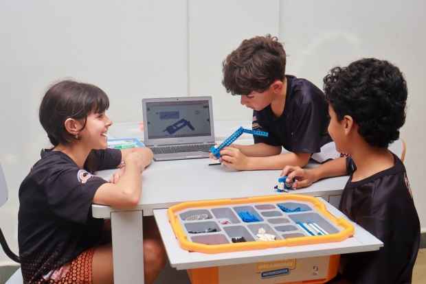 Alunos do 3º ano do Fundamental montam furadeira em aula LEGO